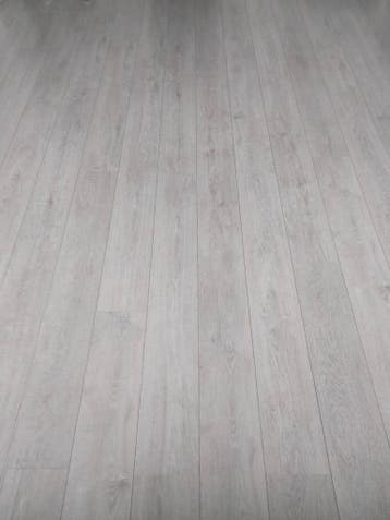 Gratis laminaatvloer: 30m² grijs, 12m² bruin