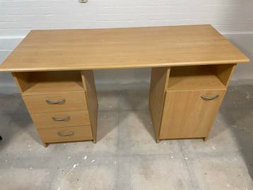 Gratis bureau met lades en kastje
