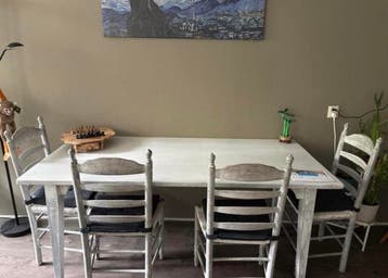 Witte eettafel met 4 stoelen