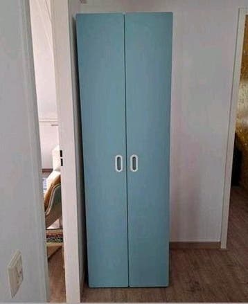 IKEA Kinderkast met blauwe deuren, manden en indeling