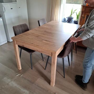 Uitschuifbare eettafel met lichte pootschade