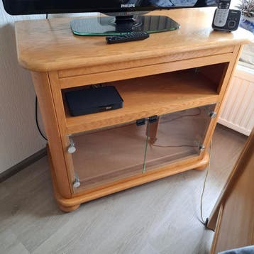 TV-kast met draaiplateau en glazen deurtjes