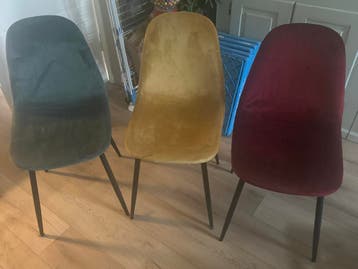Robuuste houten eettafel met 6 stoelen