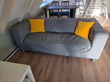 Gratis: Comfortabele grijze tweezitsbank met kussens