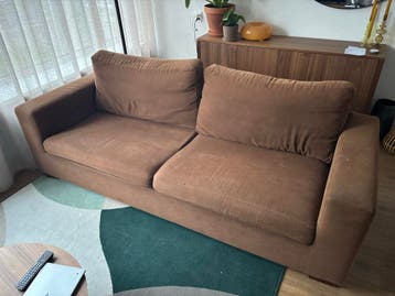 GRATIS - Comfortabele bruine tweezitsbank