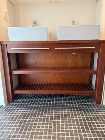T.e.a.b.Badkamer dressoir met , kranen en spiegelkast