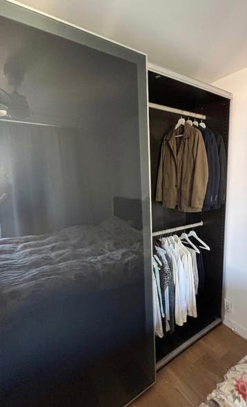 Gratis af te halen: Donkergrijze IKEA schuifdeurkast