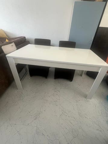 Witte eettafel met hoogglans afwerking