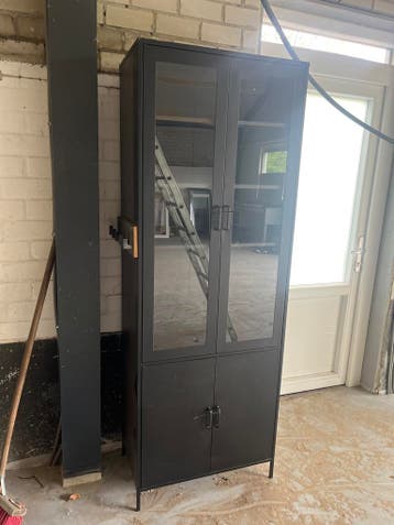 Zwarte metalen vitrinekast met glazen deuren
