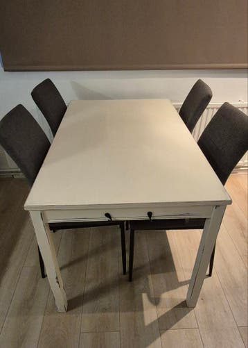 Gratis tafel met 4 stoelen