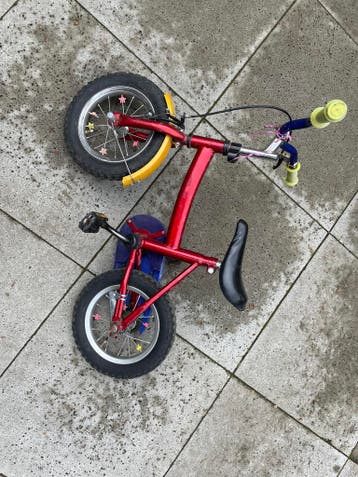 Rode kinderfiets met zijwieltjes