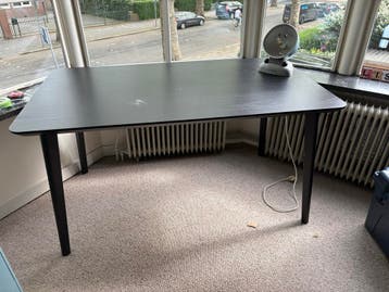 Gratis. Zwart bureau/eettafel met gebruikssporen