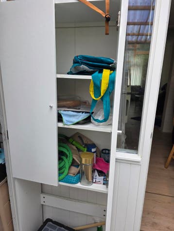 Witte kast voor boven wasmachine of badkamer