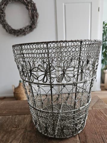 Decoratieve metaaldraad mand met bloemmotief