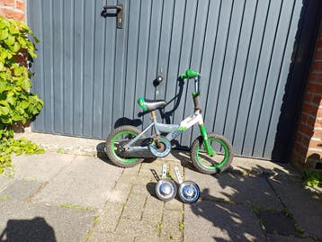 Kinderfietsje met zijwieltjes - roestig maar rijdt prima!