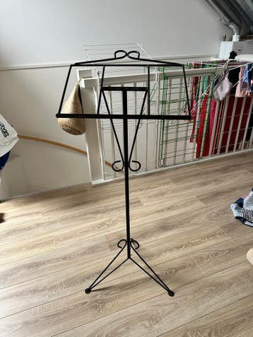 Zwart metalen muziekstandaard