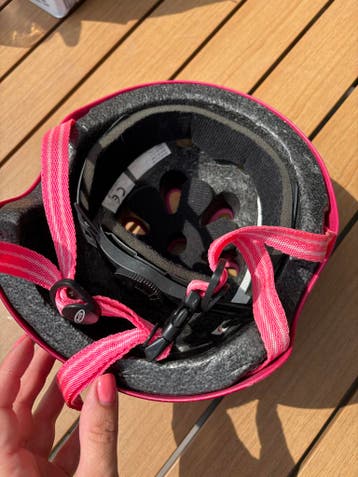 Gratis Micro kinderhelm roze met lichte beschadiging