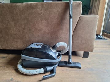 Bosch stofzuiger met defecte aanknop, inclusief accessoires