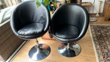 2 Zwarte draaibare en in hoogte verstelbare stoelen
