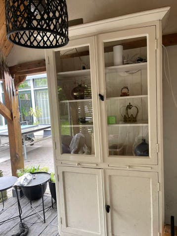 Gratis af te halen: Buffetkast (225x113x37 cm)