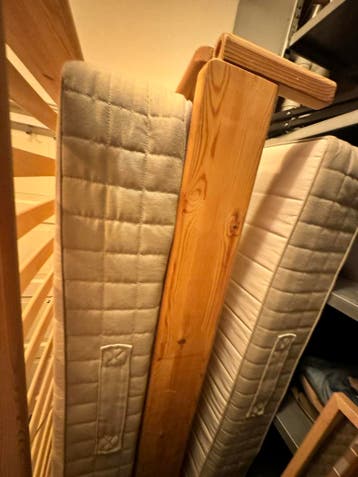 Gratis - IKEA Utåker stapelbed met 2 Hafslo matrassen.