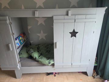 Uniek grijs kinderbed met sterrenuitsparingen van Lief!