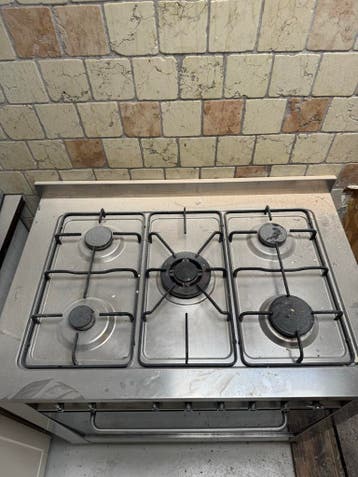 GRATIS fornuis met oven - Werkend, moet schoongemaakt worden