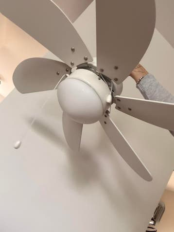 Witte plafond ventilator met lamp Gratis