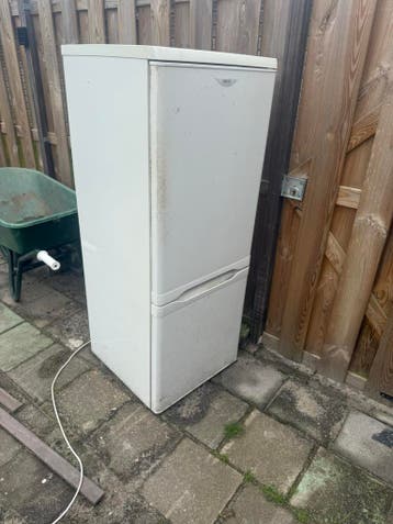 Kapotte koelkast oud ijzer. Gratis
