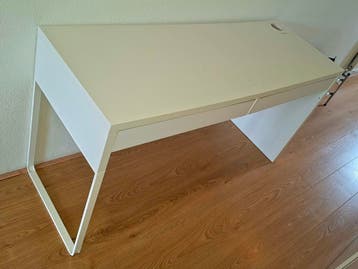 Gratis IKEA bureau - gebruikt met schade