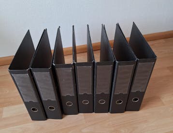 Gratis.7x A4 Ordner. Zwart. In goede staat.