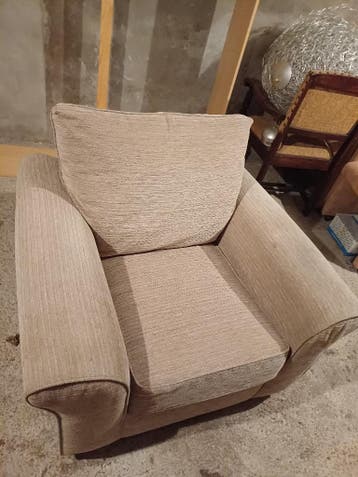 2 fauteuils beige zo goed als nieuw
