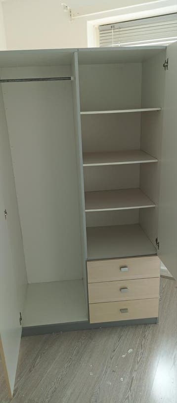 3 gratis kledingkasten met hangruimte, planken en lades