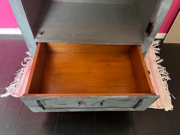 Vintage kast met melkglas deur en lade