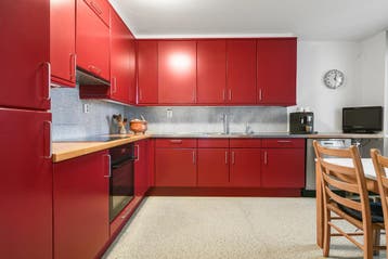 Mooie grote hoekkeuken rood