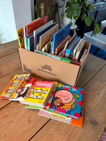 Grote doos met diverse kinderboeken gratis afhalen