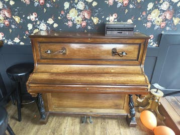 Antieke piano - decoratief of voor de handige Harry