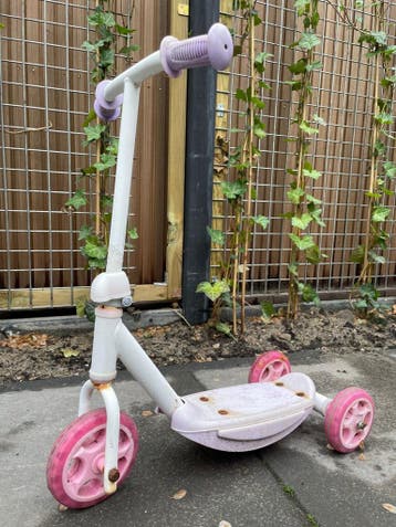 Roze kinderstep met 3 wielen