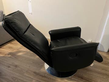 Zwarte relaxfauteuil met lichte beschadiging