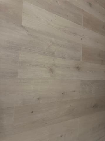 Lichtgrijs laminaat met houtnerf