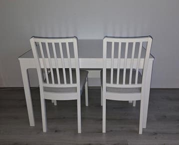 IKEA eettafel met 2 stoelen en bankje -MOET  VOOR 10 MEI WEG
