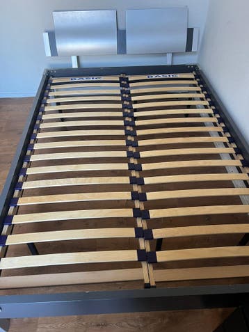 Tweepersoonsbed met lattenbodem! Gratis op te halen :)