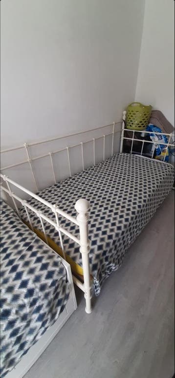 Gratis Wit metalen bedframe met lattenbodem en nachtkastje
