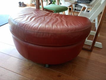 Gratis donker rode leren poef