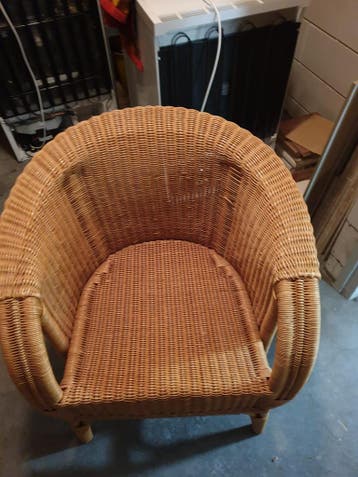 Twee rieten stoelen