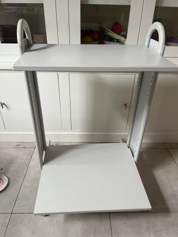 In hoogte verstelbare computertafel