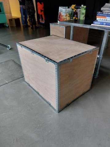 Stevige houten kist met metalen randen