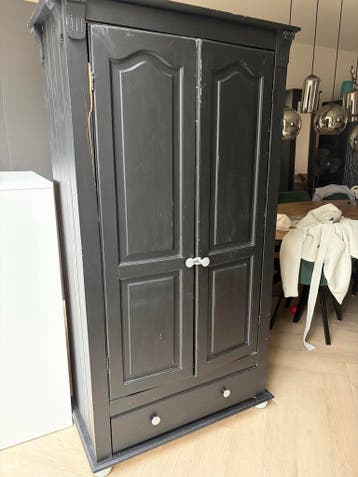 Zwarte houten kast met lades en deuren