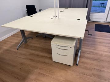 Bureaus, ladekasten en bureaustoelen gratis af te halen
