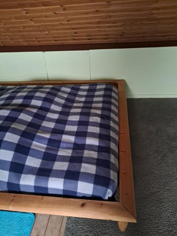 Gratis afhalen blank houte bed ,2.00 / 1.60. De rand is 9 cm